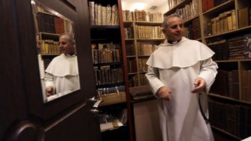 كاهن عراقي يحمي وثائق تاريخية مسيحية وإسلامية
